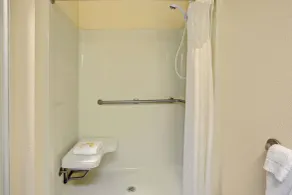 Days Inn & Suites by Wyndham Hickory - Salle de bain