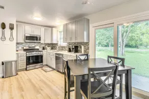 Fish, Hike & Relax: North Little Rock Gem w/ Yard - Interiör
