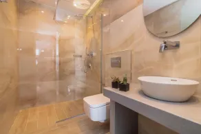 Aphrodite Studios & Suites - 140m from the beach, by ZanteWize - Bathroom