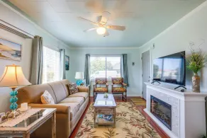 Walk to Gold Beach: Charming Cottage w/ Yard! - Intérieur