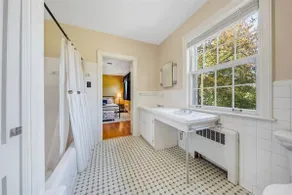 The Oakdale Inn - Bathroom