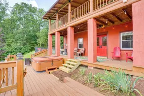 Hot Tub & Seasonal Pool! Deep Creek Group Getaway - Interiör