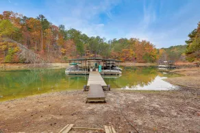 Steps to Lake Lanier: Wooded Escape w/ Boat Dock - Interiør