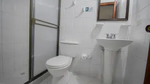 Hotel Toledo Plaza - Bathroom