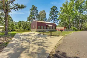 Quitman Lakefront Cabin w/ Screened Porch & Grill! - Innvendig