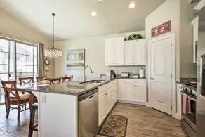 Desert Rose Townhome: 35 Mi to Zion & State Parks - Interiør