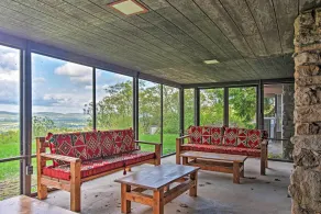 Hot Tub & Mtn Views: Expansive Hazleton Retreat - Interiör
