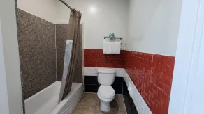 Scottish Inn & Suites Sam Houston Parkway - Bathroom