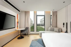 Holiday Inn Express Shanghai PVG Airport Zhuqiao - Free shuttle bus to Pudong Airport and Disneyland - Room