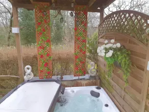 Luxury Unique Townhouse with Hottub & Pizza Oven - Outdoor spa tub