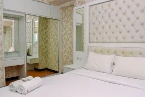 Nice and Homey 1BR at The Wave Kuningan Apartment By Travelio - Zimmer