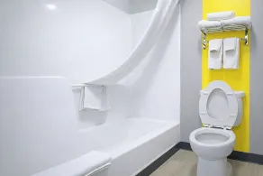 Super 8 by Wyndham Salina I-70 - Salle de bain