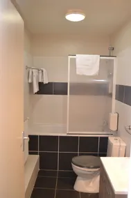  Contact Hôtel les Platanes Villeneuve sur Lot Centre - Salle de bain