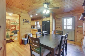 Wardensville Cabin W/ Hot Tub, Creek & Fire Pit! - Interni