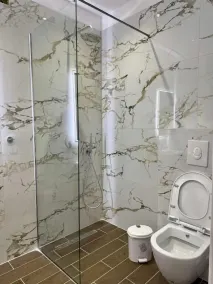 Blue Studios By Comfort Suites - Bathroom