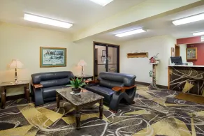 Super 8 by Wyndham Charles City - Lobby