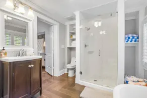 2 Mansions Pool Garden & BBQ Sleeps 22-8 BR - Bathroom