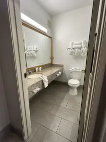 Country Inn & Suites by Radisson, Grand Rapids Airport, MI - Salle de bain