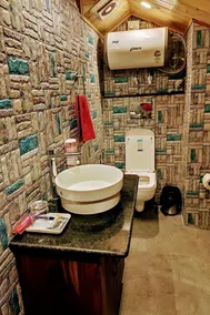 Wood Stock Kasauli - Rooms & Cottages - Panoramic View & Balcony Rooms - Bathroom