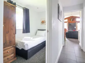 The Buck - Room