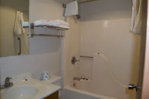 AmeriVu Inn and Suites Shawano WI - Badezimmer