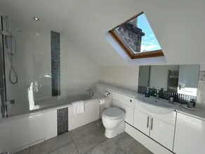 Crown Circus Three Bedroom Apartment by Principal Apartments - Badrum