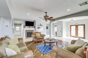 Elegant Houston Home w/ Gazebo & Game Room! - Innenbereich