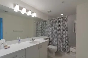 Pelicanstay in Coconut Grove Miami - Bathroom
