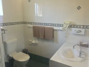 Abel Tasman Motor Inn - Bathroom