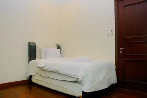 Modern 2BR at The Belleza Apartment By Travelio - Værelse