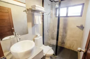 Lilu Pai - Bathroom