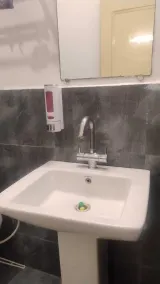 Hotel Aviral Ganga - Bathroom