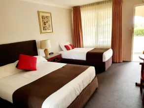 McNevins Warwick Motel - Room