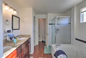 Cozy Centennial Home w/ Fenced-In Backyard! - Interiör