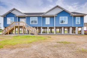Private Beach & Deck: Bayfront Home in Hayes! - Interiör