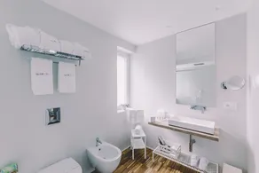 Suite 10 Home Design & Spa - Bathroom