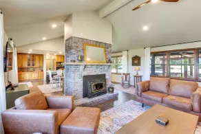 Kansas Gem w/ Fire Pit & Views: 10 Mi to Dtwn! - Innenbereich