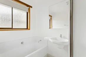 Riverfront Motel & Restaurant - Bathroom