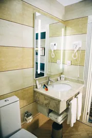 Emerald Suite Hotel - Bathroom