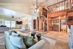 Pool & Putting Green: Group Getaway in Glendale! - Intérieur