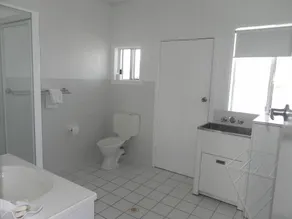 Leisure Lee Holiday Apartments - Baño