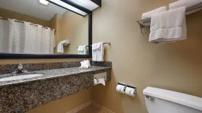 Best Western Macomb Inn - Bathroom