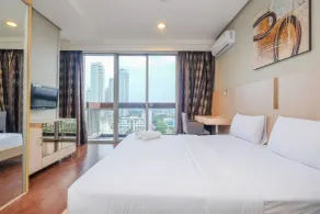 Exclusive and Comfy Studio Kemang Mansion Apartment By Travelio - Chambre