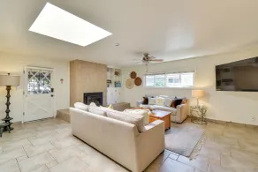 8 Mi to Dtwn: Spacious Home w/ Fire Pit in Fresno! - Interiör