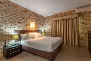 Highlander Motor Inn - Room