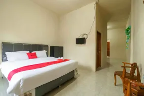 RedDoorz near Bukit Kubu Berastagi - Habitación