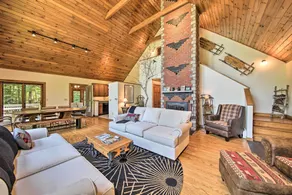 Sebago Lake Gem on Private Cove w/ Boat Dock! - Interni
