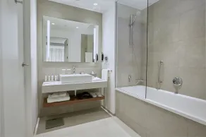 DoubleTree by Hilton Hotel Wroclaw - Bathroom