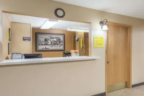 Super 8 by Wyndham Luverne - Lobby