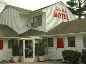 Twin Oaks Motel - Hall